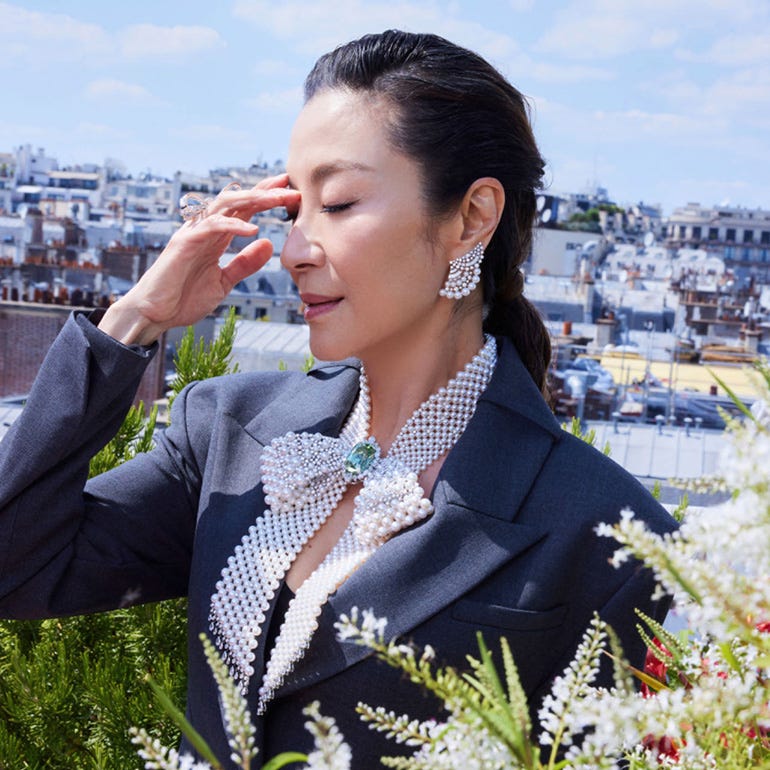 Michelle Yeoh et d’autres célébrités du monde artistique se sont réunies pour célébrer le lancement de notre nouvelle Collection Haute Joaillerie « The Bows ».